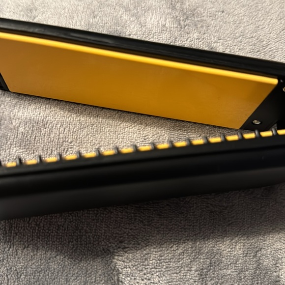 New ceramic flat iron never used - Picture 3 of 6